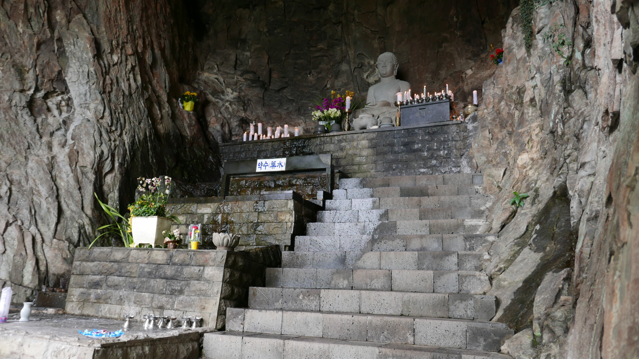 Sanbang-gulsa Grotto