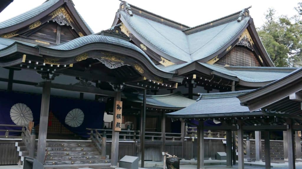 Kagura-den (open to public for prayers to kami of Naiku)