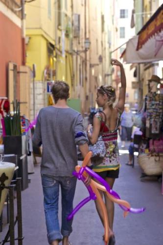 Italian tourists flock across te border to Nice